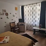 Celia شقة إيفوري سود
